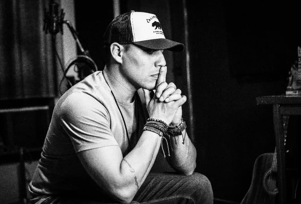 Cantor Fabrício Marins anuncia novo single e convida o público à reflexão com “Sou Grato”