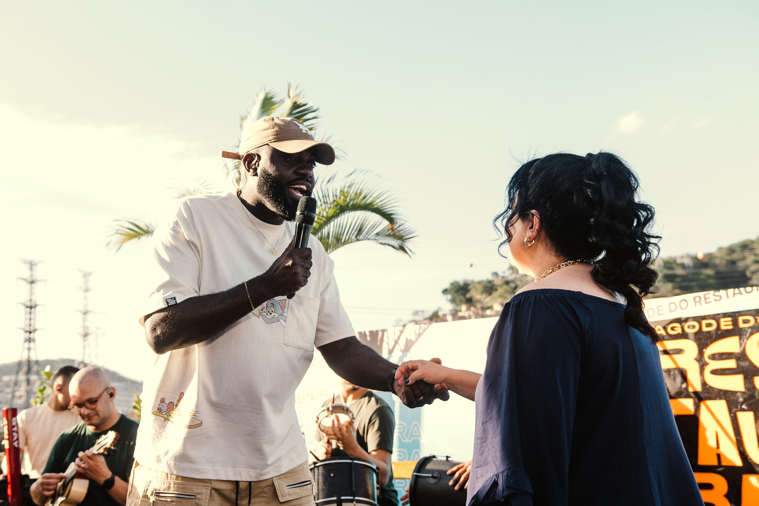 Pagode Restaura aposta na pegada romântica no single “Abaixo de Deus (Eu e Você)”