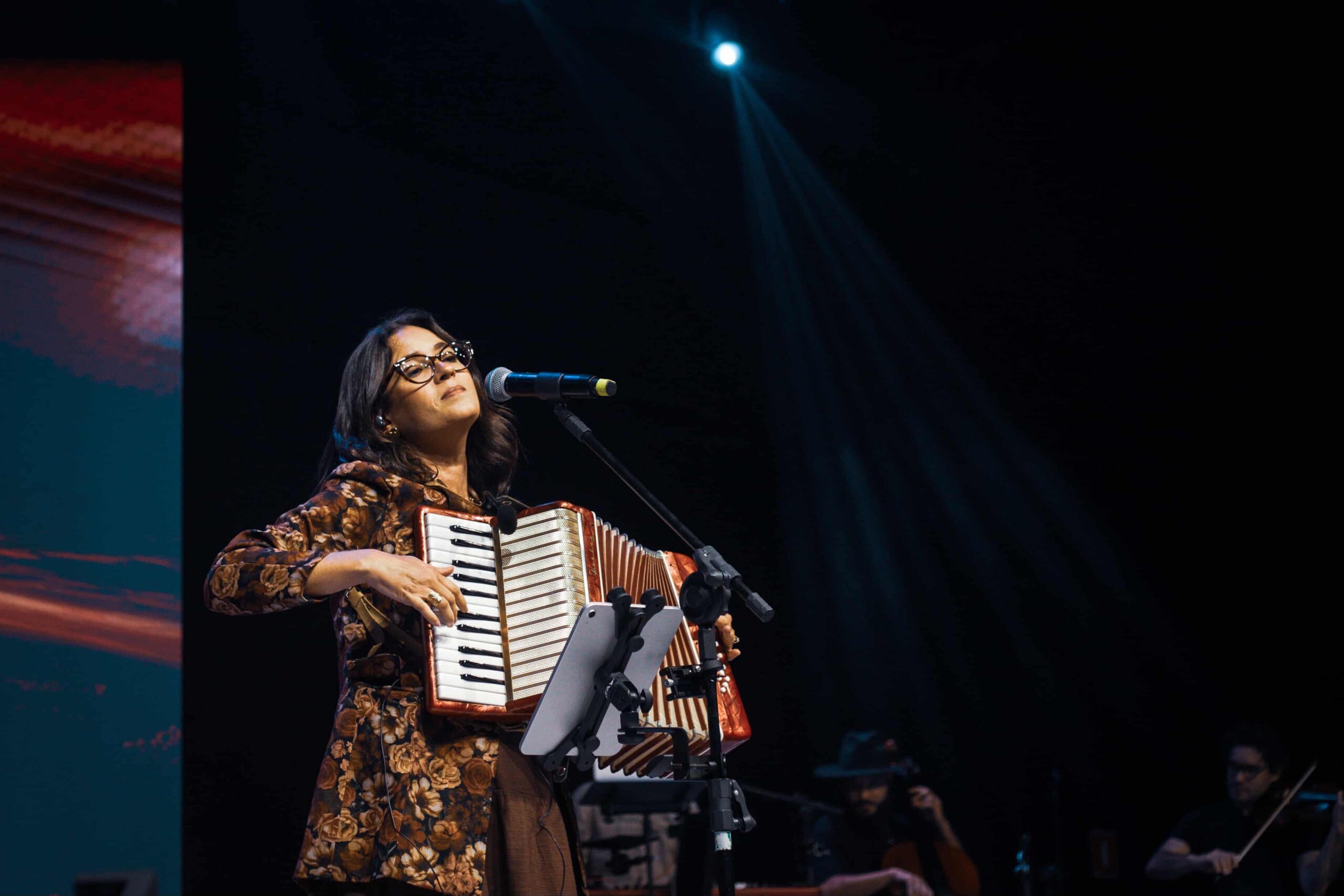 “Fé Menina”: Cantora Áquila lança canção de esperança para mulheres em tempos de dor e resistência