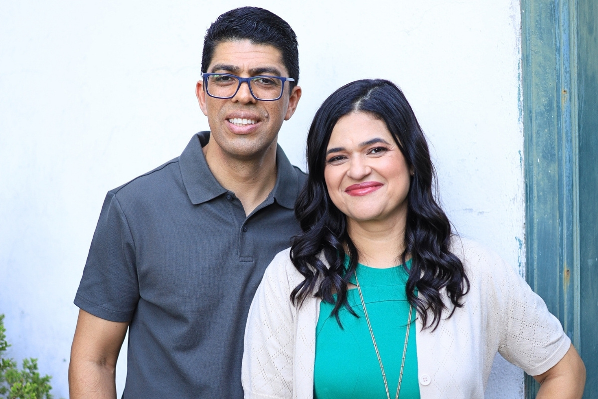Janaína Nascimento feat. Pastor Israel Almeida em “Meu Deus Está” – Ele não mudou