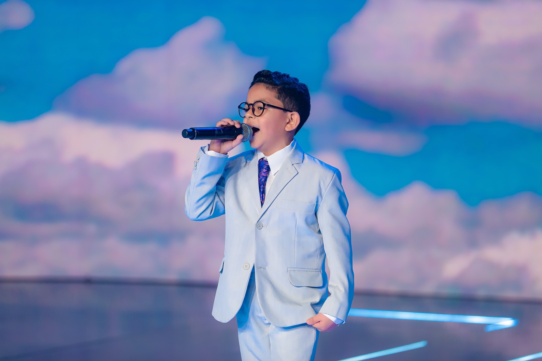 Cantor Moisés Andrade emociona o Brasil em participação no programa Silvio Santos, no SBT