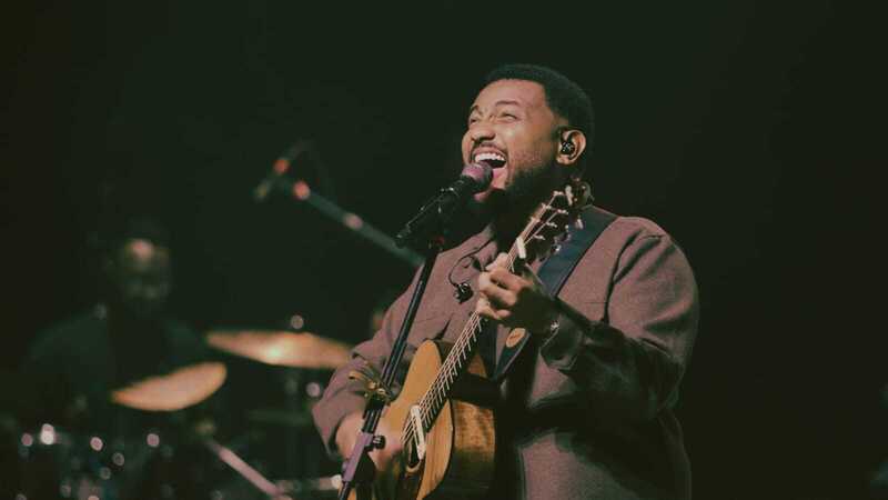 Eli Soares apresenta o álbum “Live in Recife” e o vídeo de “Me Ajude a Melhorar”