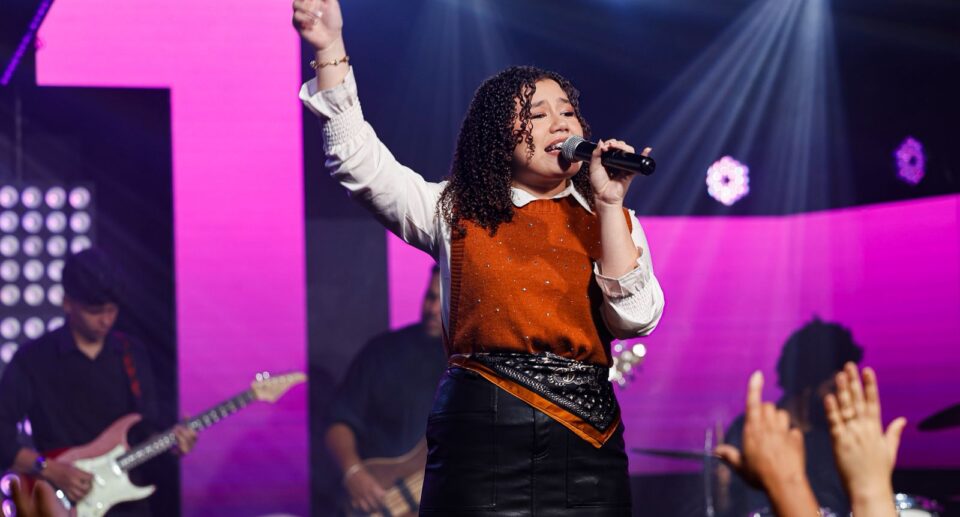 Após quatro anos de oração, Alana Araújo realiza sonho e lança single pela Todah Experience