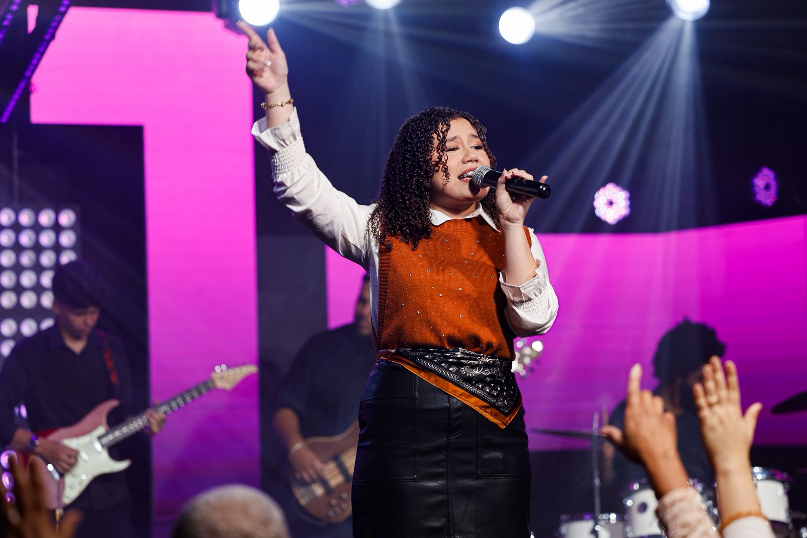 Após quatro anos de oração, Alana Araújo realiza sonho e lança single pela Todah Experience