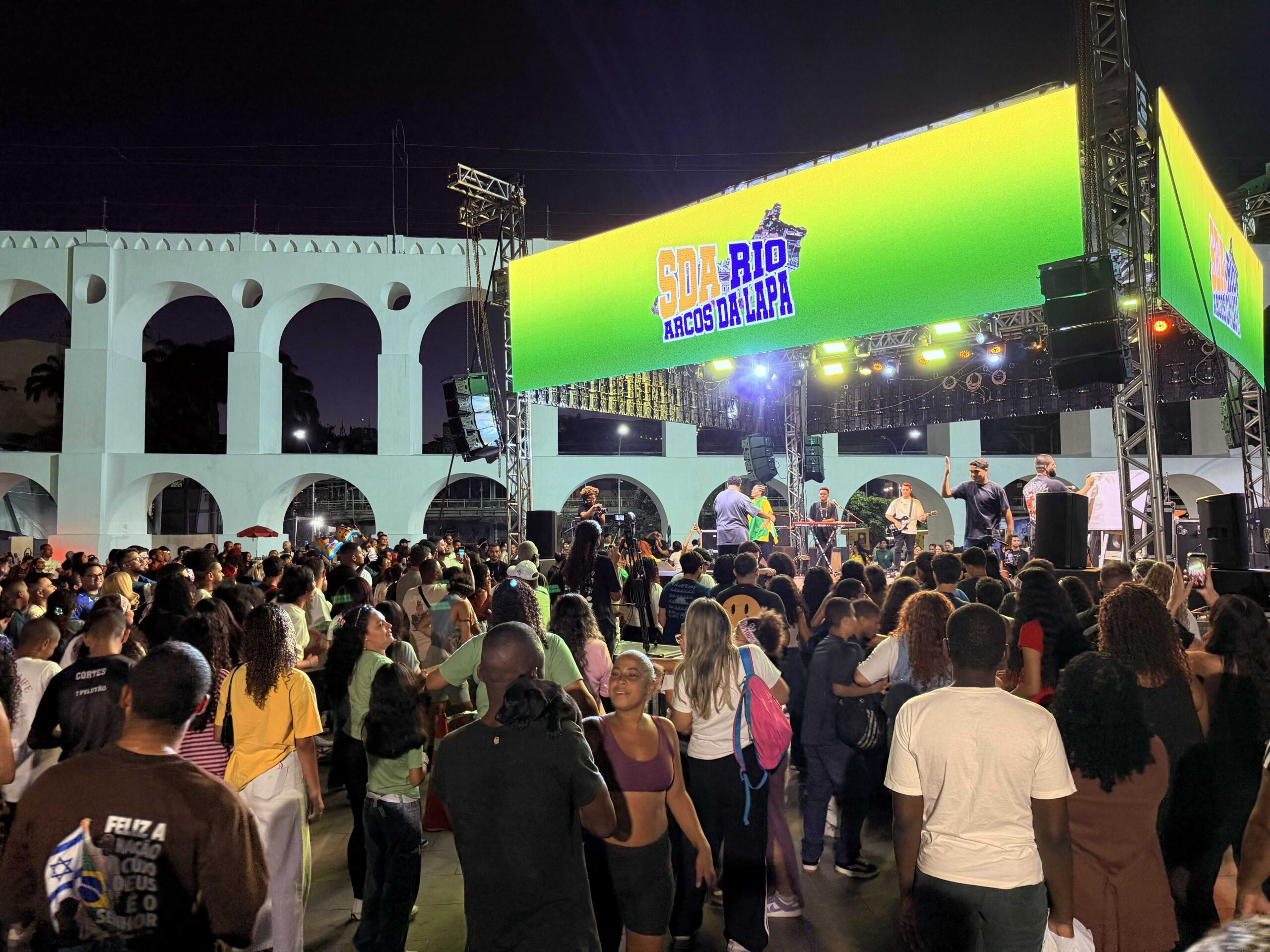 Centenas de jovens participam do encerramento da Semana do Avivamento nos Arcos da Lapa com participação de Lukas Agustinho e Dan Nascimento