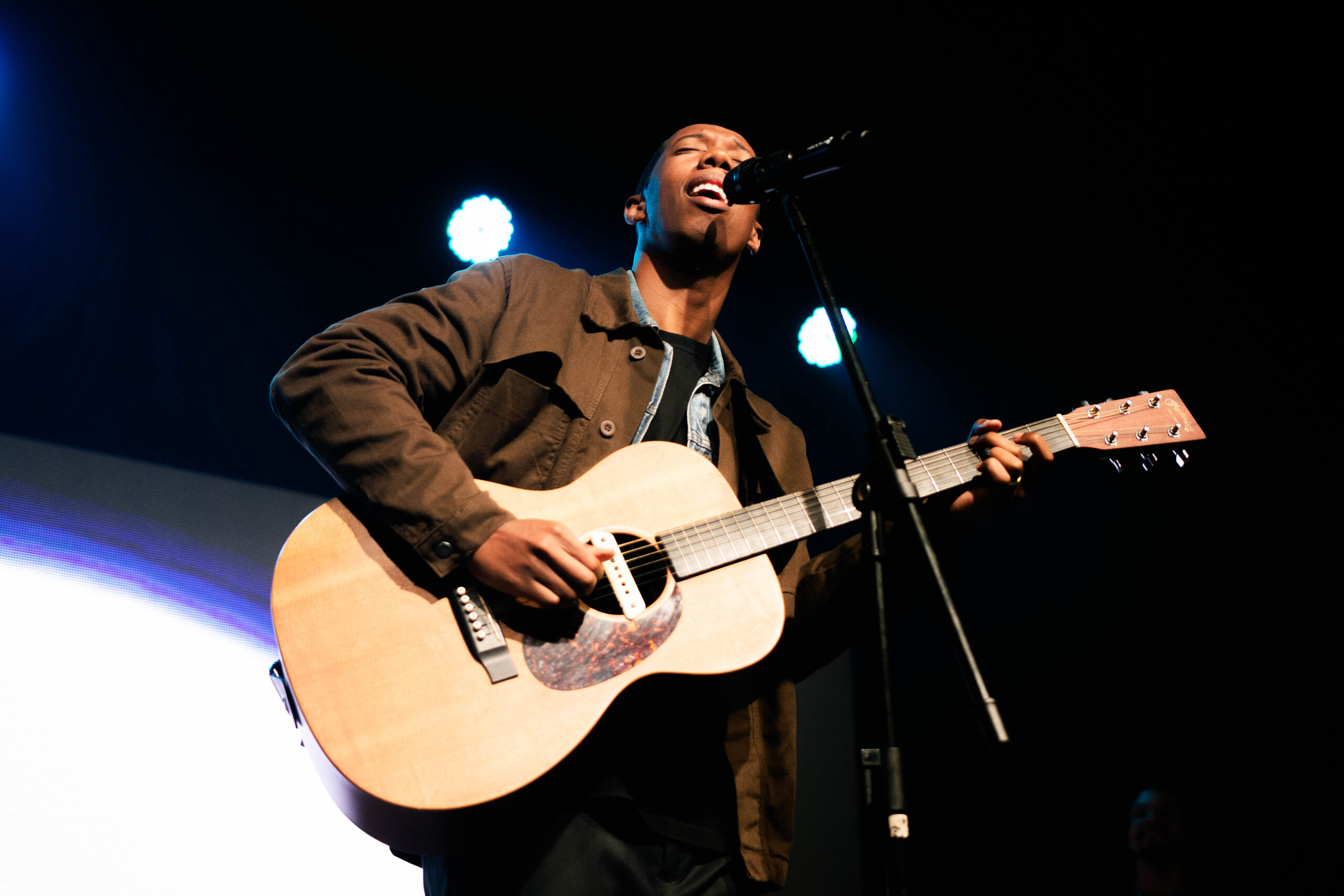 Estreante na música gospel, João Teixeira lança o single “Primeiro Lugar”