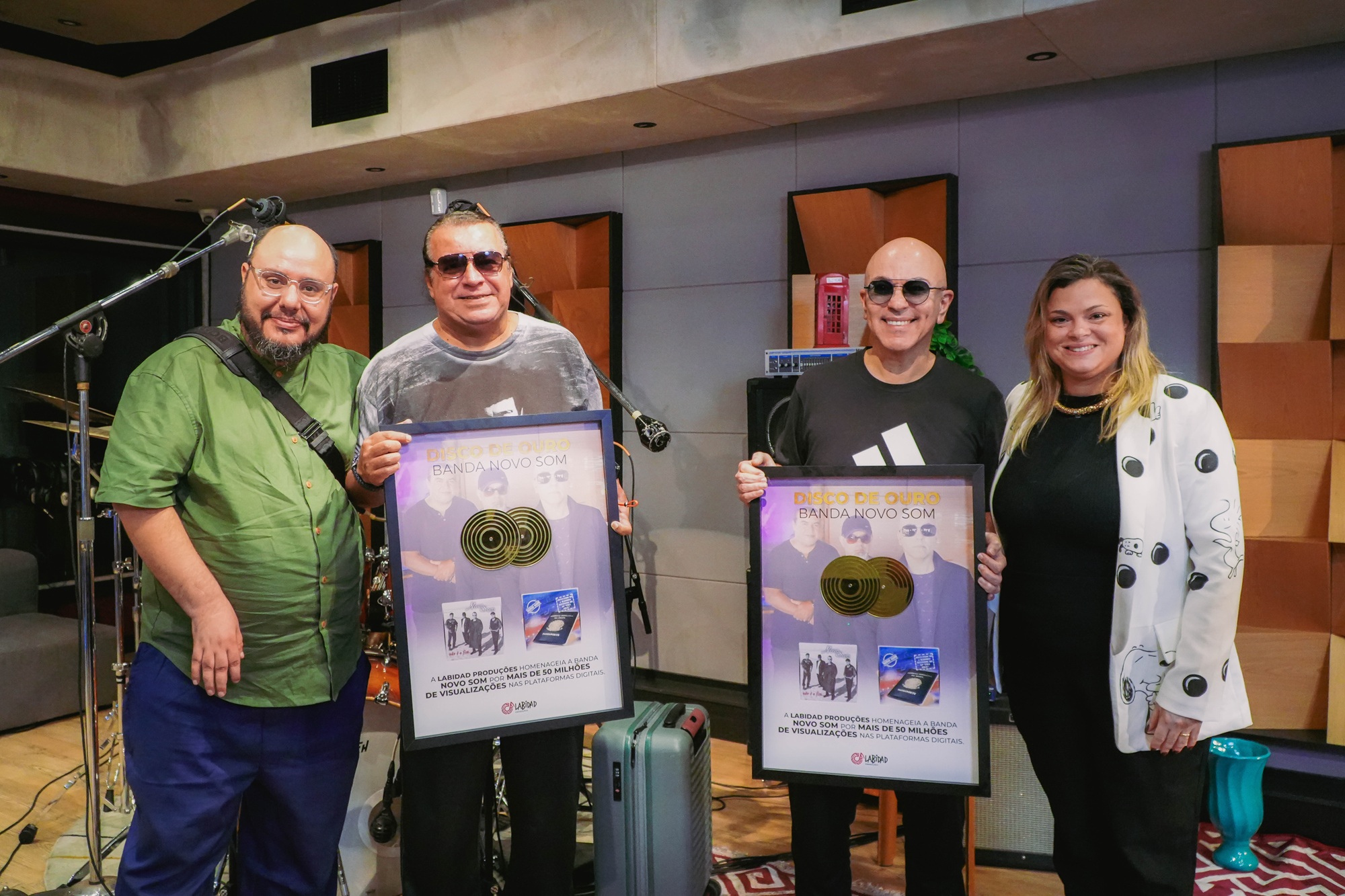 Novo Som é homenageado com Disco de Ouro pelo sucesso dos álbuns “Não é o Fim” e “Passaporte”