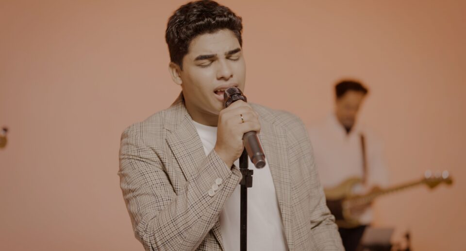 Revelação da música gospel no Ceará, Vinicius Santos estreia na Gravadora Louvor Eterno com o single “Tudo É Perda”